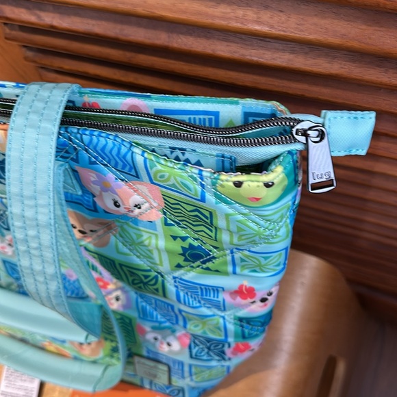 Disney Aulani Duffy Lug tote 16 “ across at top zipper - Picture 9 of 9